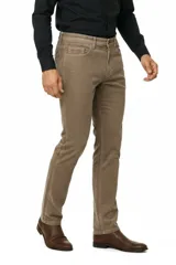 Pantalon de pana color tostado, de corte recto y calce medio, con cierre frontal y bolsillos laterales.