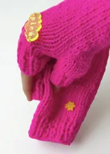 Mitones tejidos a mano color fucsia con lana poliéster y detalles en acrílico.