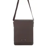 Morral marrón de simil cuero con correa de algodón ajustable, tapa con broches imán, bolsillo trasero y bolsillo interior.