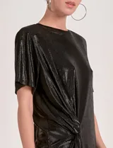 Vestido corto de manga corta con acabado metalizado color bronce/cobre, escote redondo y detalle de nudo fruncido en el centro delantero.