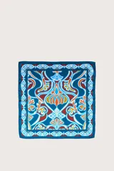 Pañuelo cuadrado con diseño botánico concéntrico en tonos azul, terracota, blanco y ocre, con borde decorativo ornamental.