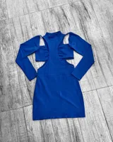 Minivestido negro ajustado con cuello alto, mangas largas y aberturas en hombros y cintura.