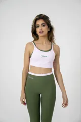 Top deportivo con doble tela, color rosa con detalles en verde, con diseño de estampas originales de Hermod.