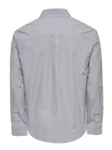 Camisa de manga larga con diseño de rayas verticales en tonos gris y blanco. Presenta cuello italiano, cierre frontal con botones y un bolsillo en el pecho con el logo de la marca bordado.