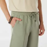 Short deportivo verde oliva de corte recto con cintura elástica y cordón ajustable.