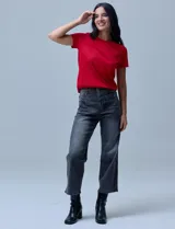 Jean crop de tiro alto, corte recto (straight fit) y color negro lavado. Presenta pretina con pasadores, cierre y botón metálico, y bolsillos delanteros inclinados.