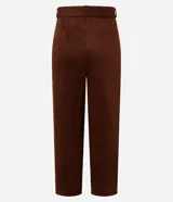 Pantalón de gamuza color marrón chocolate, de corte recto y tiro alto, con cinturón de tela a tono.