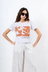 Remera blanca de algodón con estampa frontal rectangular en tono terracota y la palabra 'CAPER' en la parte inferior.