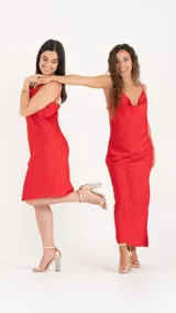 Vestido midi rojo de satén con breteles finos y escote drapeado.