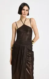 Top de punto brillante color marrón oscuro, con diseño ceñido al cuerpo, escote halter con finos tirantes cruzados, ribete acanalado y espalda descubierta.