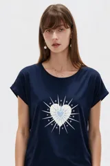 Remera de manga corta de algodón, de corte holgado y cuello a la base. Presenta un estampado frontal en el pecho con forma de corazón y encaje, con la inscripción "La Dolce Vita".