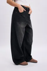 Pantalón jean baggy de corte ancho y tiro alto, en color negro con efecto acid wash.