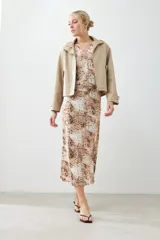 Maxi falda con estampado animal print en tonos beige y marrón.