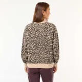 Buzo de cuello redondo con estampado de leopardo, mangas largas y puños y ruedo en tejido rib color beige.
