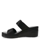 Sandalias de plataforma con taco cuña, color negro, con dos tiras superiores, una de ellas con detalle de hebilla metálica y otra con textura grabada.