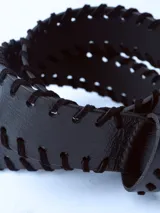 Cinturón marrón de cuero con costuras gruesas en contraste y hebilla metálica dorada.