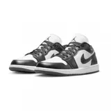Championes Nike Air Jordan 1 Low, color blanco y negro, con diseño de caña baja y suela de goma.