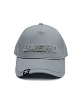 Gorra gris Umbro con visera curvada, aplique frontal con el nombre de la marca en relieve y etiqueta pequeña en el borde de la visera.