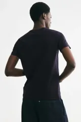 Remera de algodón liviano en color negro, con cuello redondo ribeteado, mangas cortas y corte slim fit.
