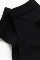 Pack de cinco pares de medias tobilleras negras de punto fino con borde superior elástico acanalado.