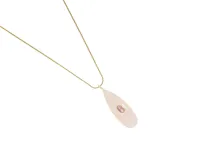 Collar de acero con baño de oro, compuesto por una cadena fina y un dije en forma de lágrima de cuarzo rosa con una circonia central.