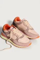 Zapatillas Hoff modelo Cagliari, con paneles de cuero y tela en tonos beige, marrón y naranja. Suela de goma con diseño gráfico.