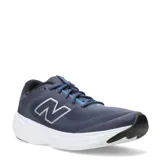 Championes de running New Balance modelo 411, color azul marino con detalles en blanco y logo lateral plateado. Confeccionados en malla transpirable con suela de amortiguación blanca.