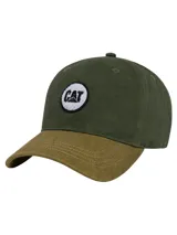 Gorro trucker Caterpillar color verde militar con visera marrón tostado, diseño de seis paneles y parche circular bordado con el logo de la marca en el frente.