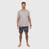 Short de baño con estampado tropical en tonos oscuros, cuenta con cintura elástica y ajuste con cordón.