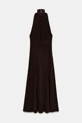 Vestido largo de corte evasé, con cuello subido y diseño sin mangas. Presenta cierre en la espalda con botones y una caída fluida.