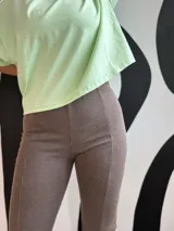 Calza de morley color marrón chocolate con textura acanalada, diseño de corte recto con abertura lateral inferior con cierre.