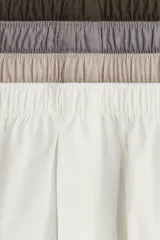 Pack de cuatro calzoncillos tipo bóxer de algodón suave, con cintura elástica y bragueta con botones. Incluye colores marrón, gris, beige y blanco.