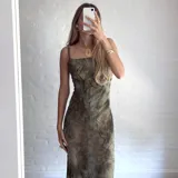 Vestido midi de tirantes finos con estampado abstracto en tonos marrones y verdes. Incluye un body debajo.