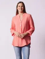 Túnica de algodón color salmón, marca Ruby Rd. Cuello a la base y escote en V con botones. Largo de manga regulable con presilla y botón.