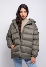 Campera puffer de nylon color negro con capucha, cierre frontal y bolsillos laterales. Presenta un bolsillo adicional con solapa en la manga izquierda y puños elásticos.