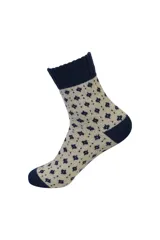Medias de caña media con diseño de rombos en tonos azul y blanco, confeccionadas en tejido de punto con puño elástico acanalado.