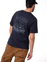 Remera de manga corta y cuello redondo, color azul marino, con logo estampado en el pecho y etiqueta en el dobladillo.