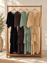 Vestido midi de crepé color marrón, con escote en V cruzado, mangas cortas amplias y falda escalonada con volados. Incluye lazo ajustable en la cintura.
