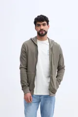 Campera de algodón con capucha y cierre frontal, color verde militar, con bolsillos tipo canguro y cordones ajustables.