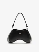 Bolso de hombro negro de cuero con forma sinuosa inspirada en los mandos de videojuegos. Tiene correa ajustable y cierre de cremallera.