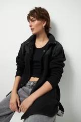 Campera con estampado animal print, de polar y nylon, con cuello alto, cierre frontal y bolsillos laterales.