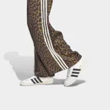 Pantalón Adidas Originals wide leg de satén con estampado animal print, cintura elástica y las icónicas tres tiras blancas a lo largo de los laterales.
