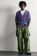Cárdigan regular fit de punto tejido en hilatura de algodón, colaboración Fruit of the Loom x Zara. Presenta cuello en V, manga larga, cierre frontal con botones oscuros y efecto lavado. Cuenta con acabados en rib y parche de la marca en el bajo.