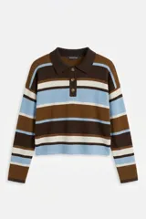 Sweater de punto con diseño a rayas horizontales en tonos marrón, celeste y blanco. Presenta cuello tipo polo con cierre frontal de tres botones y mangas largas.