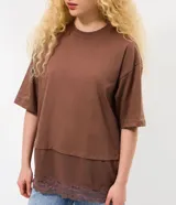 Remera marrón de algodón con cuello redondo, mangas cortas amplias y diseño de superposición con una capa inferior que presenta borde de encaje.
