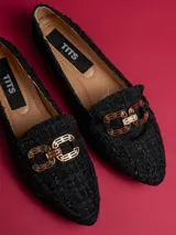 Chatitas negras de paño con aplique metálico dorado.