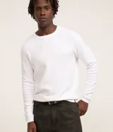 Suéter de punto para hombre, color celeste, con textura acanalada horizontal, cuello redondo y mangas largas con puños ajustados.