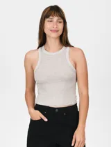 Musculosa de tejido acanalado, corte ajustado al cuerpo y cuello redondo estilo racerback.