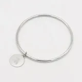 Esclava de alambre redondo en plata 925 con medalla circular colgante grabada con el diseño de una abeja.