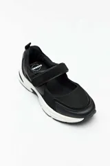 Guillermina deportiva Paddock Willemina, de color negro con suela blanca, capellada combinada de malla y material sintético, y tira con cierre de velcro en el empeine.